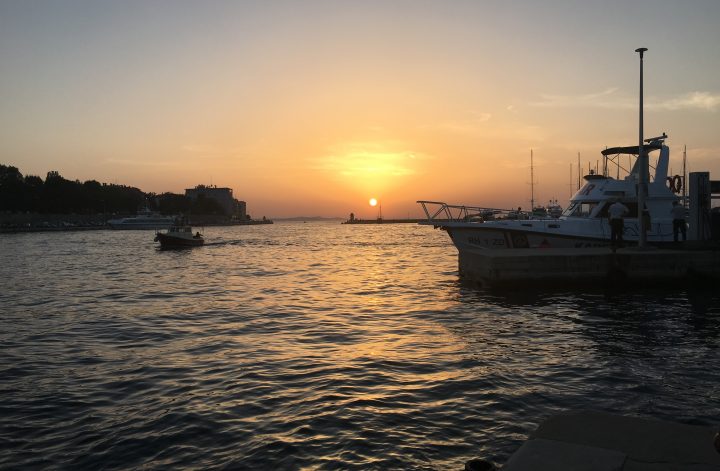 Sonnenuntergang in der kroatischen Küstenstadt Zadar